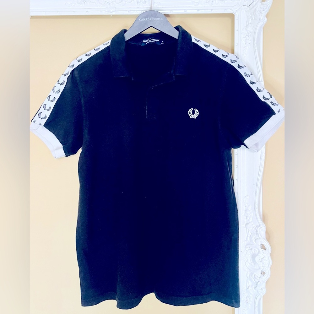 Fred Perry taped ringer Navy blue 
Polo Shirt
size L
Made in Portugal